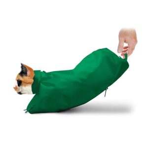 Kaķis kaķu fiksācijas maisā