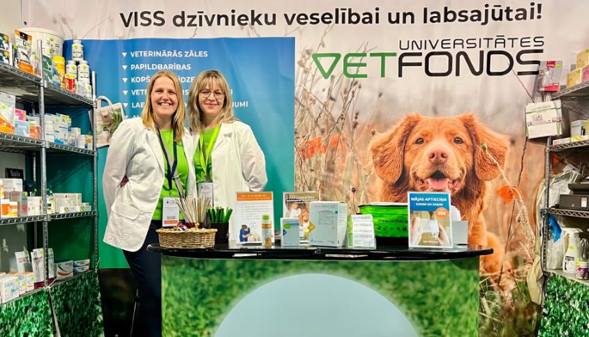 Universitātes Vetfonds komanda izstādes stendā